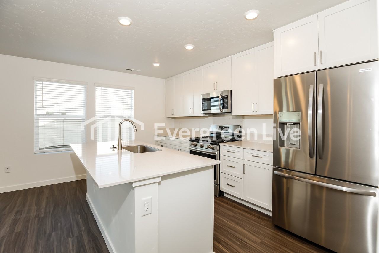 896 Knowledge St - Photo 6 of 16