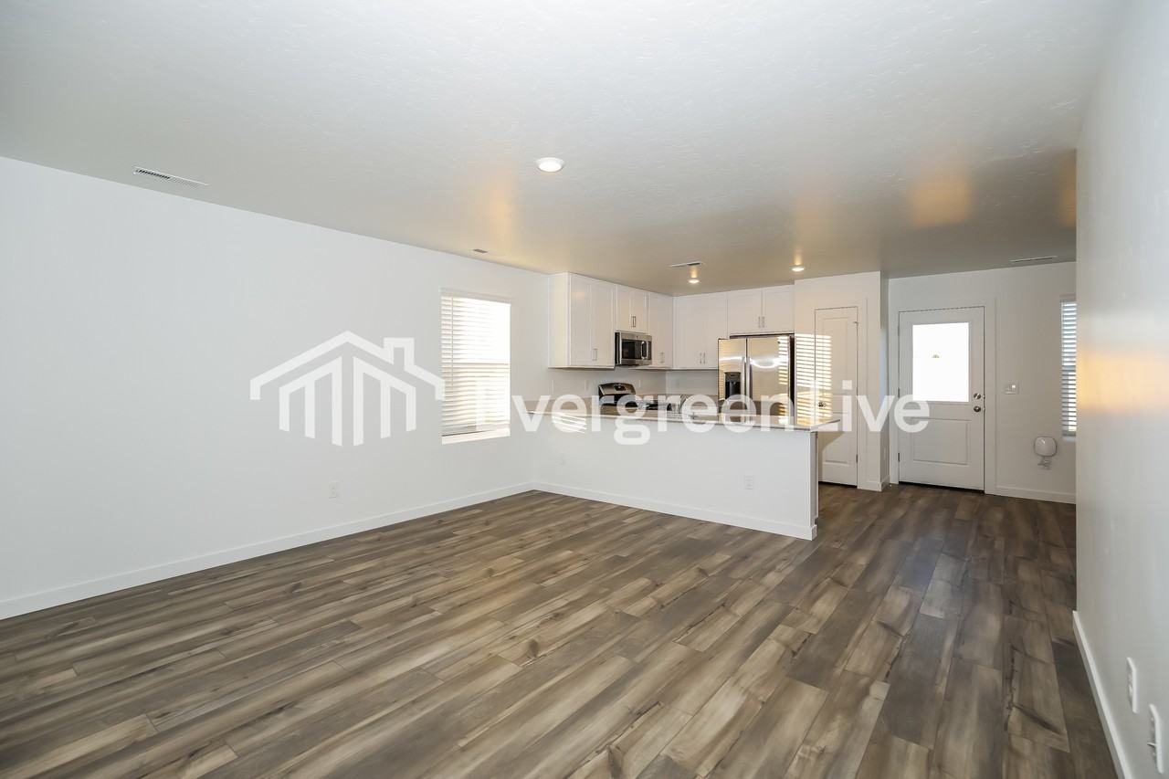 323 S Lightning Ave - Photo 3 of 15