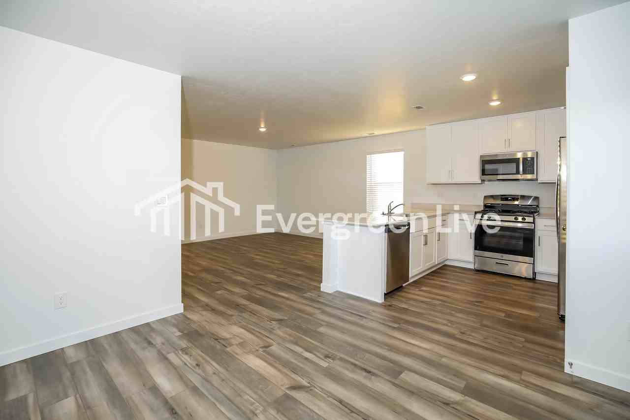 323 S Lightning Ave - Photo 4 of 15