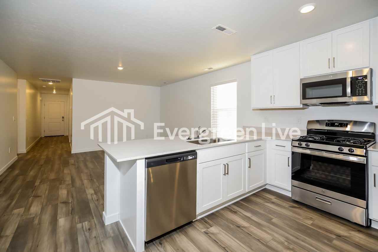 323 S Lightning Ave - Photo 5 of 15