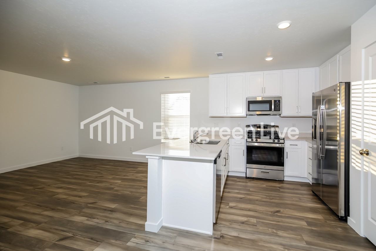 323 S Lightning Ave - Photo 6 of 15