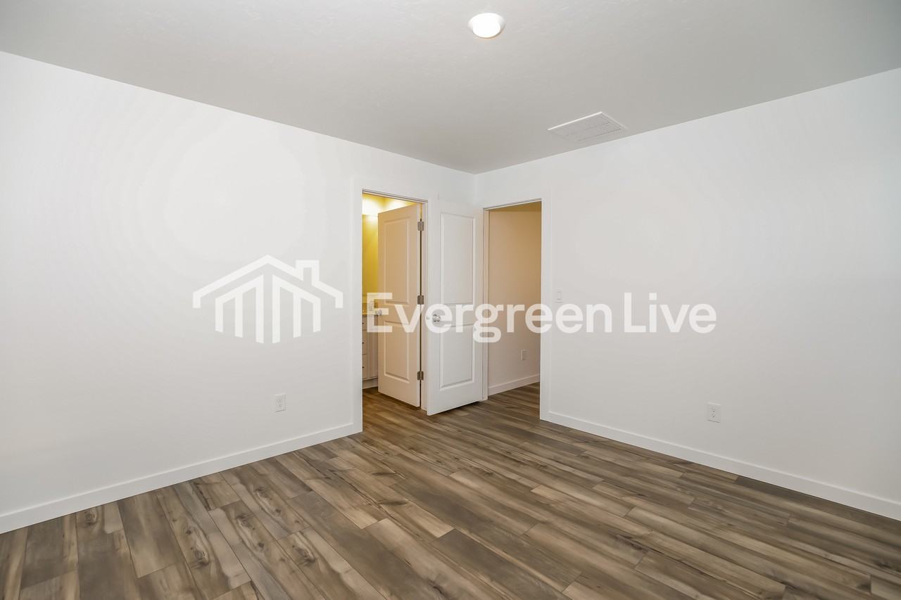 323 S Lightning Ave - Photo 7 of 15