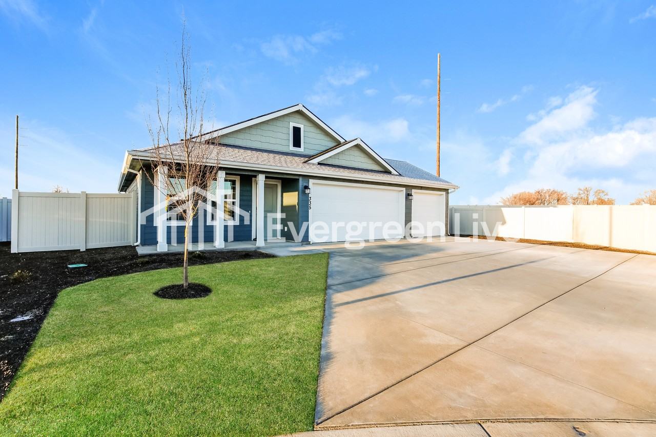 335 S Lightning Ave - Photo 3 of 16