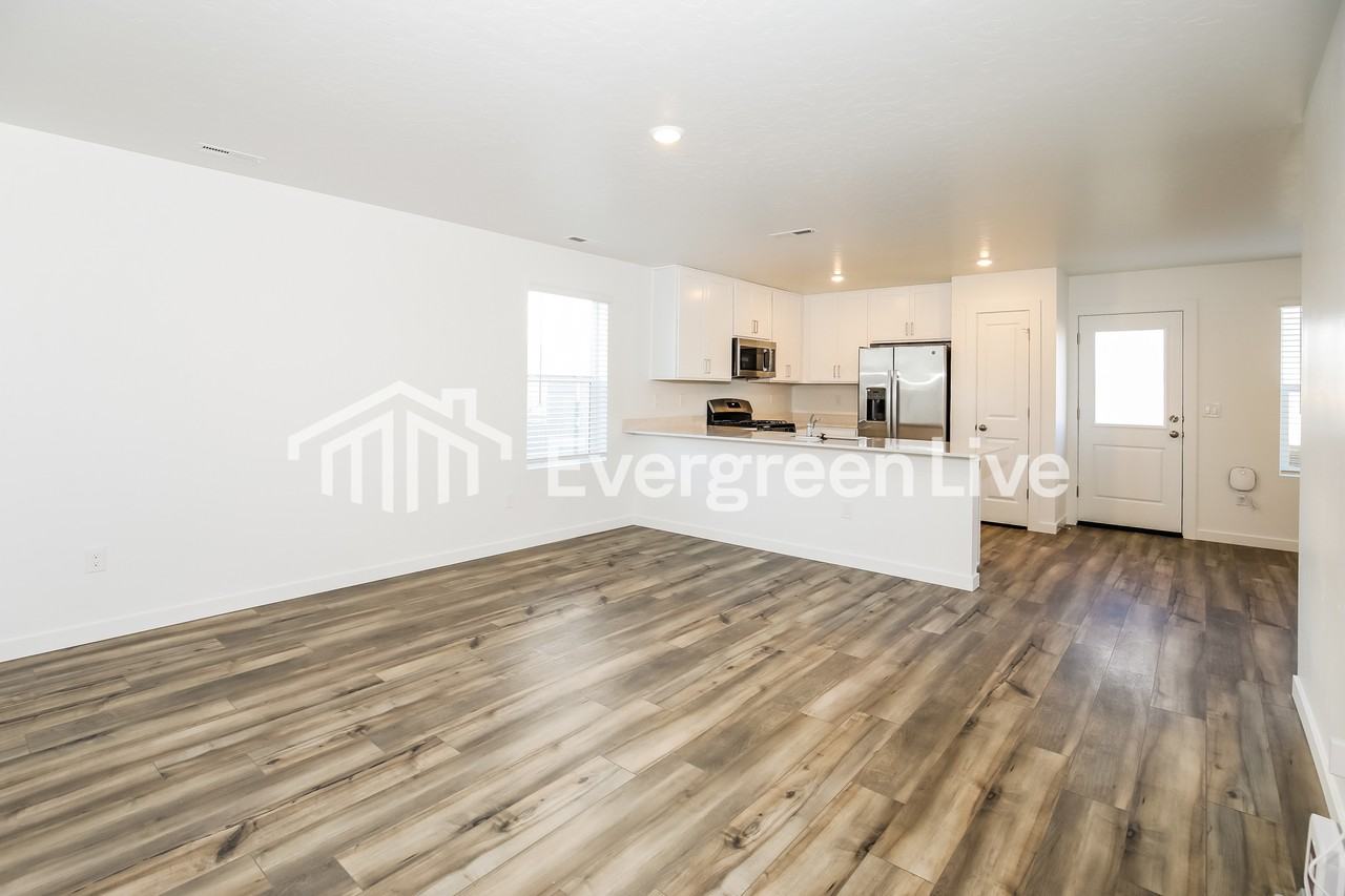 335 S Lightning Ave - Photo 4 of 16