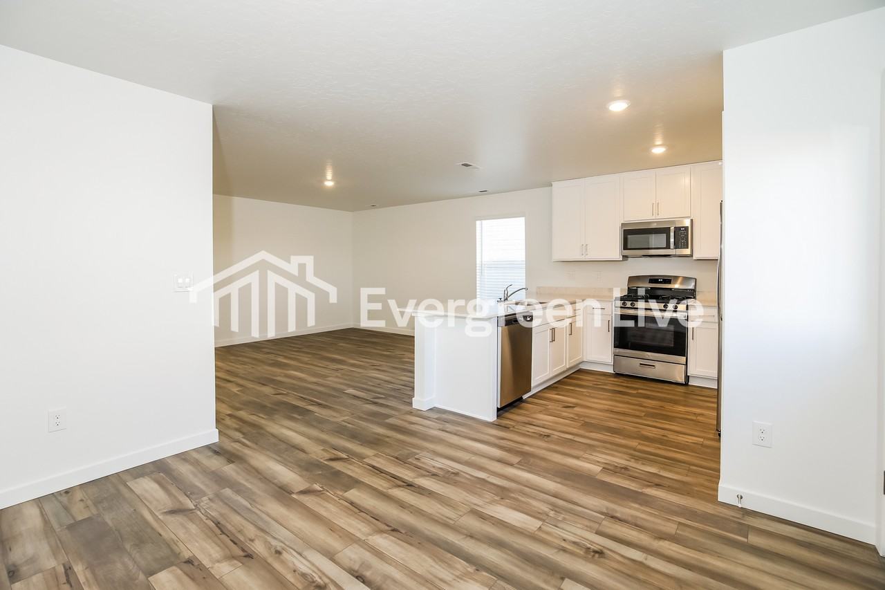 335 S Lightning Ave - Photo 5 of 16