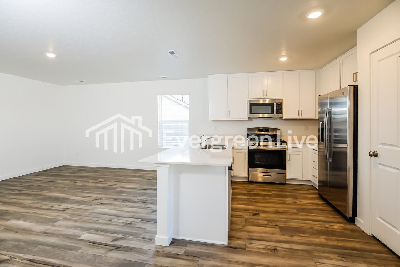 335 S Lightning Ave - Photo 6 of 16