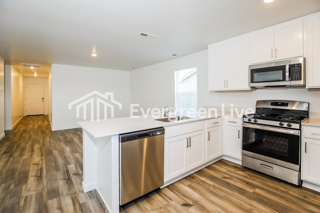 335 S Lightning Ave - Photo 7 of 16