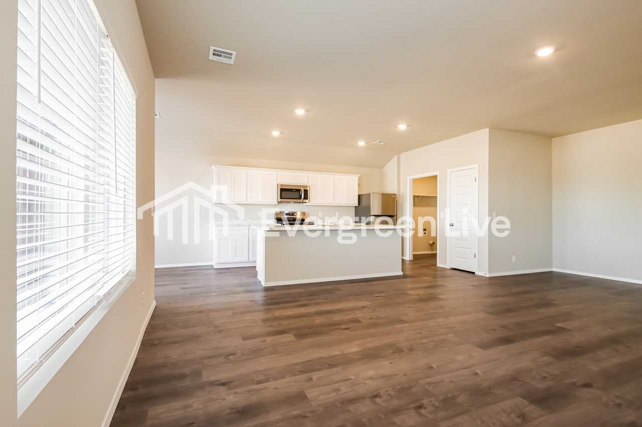 1002 W Lawton Rd - Photo 3 of 16