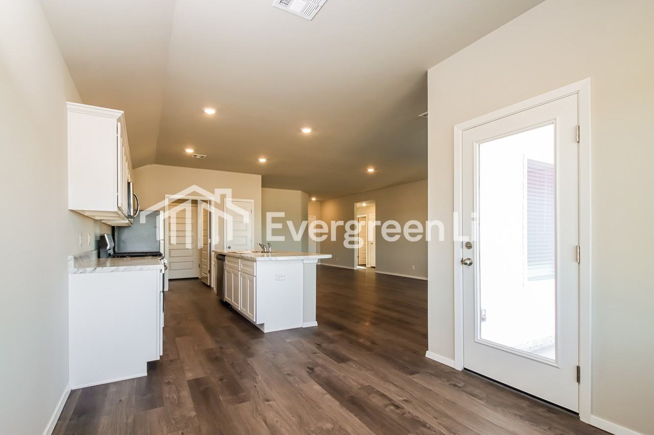 1002 W Lawton Rd - Photo 7 of 16