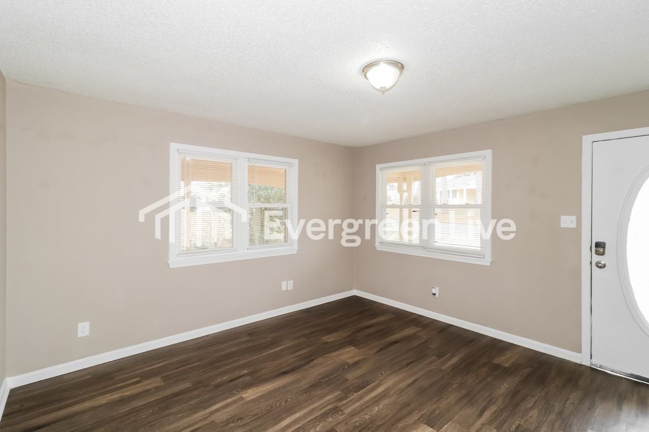 4053 Chippewa Rd - Photo 3 of 15