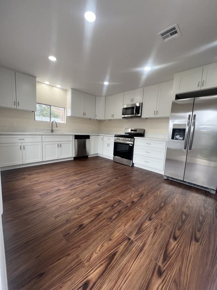 104 E Kern St - Photo 3 of 25