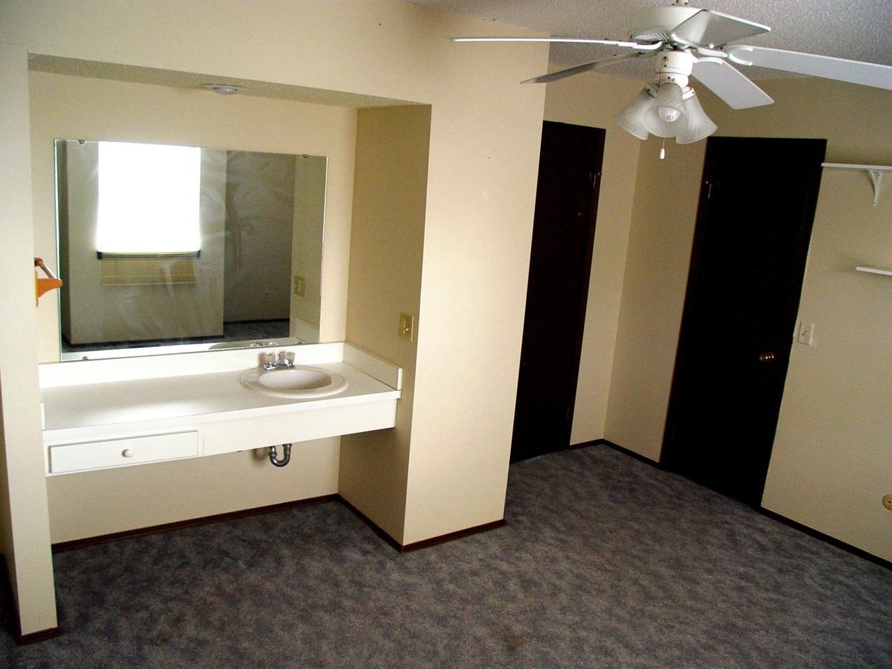 1601 Lyndhurst Dr Apt B - Photo 3 of 10