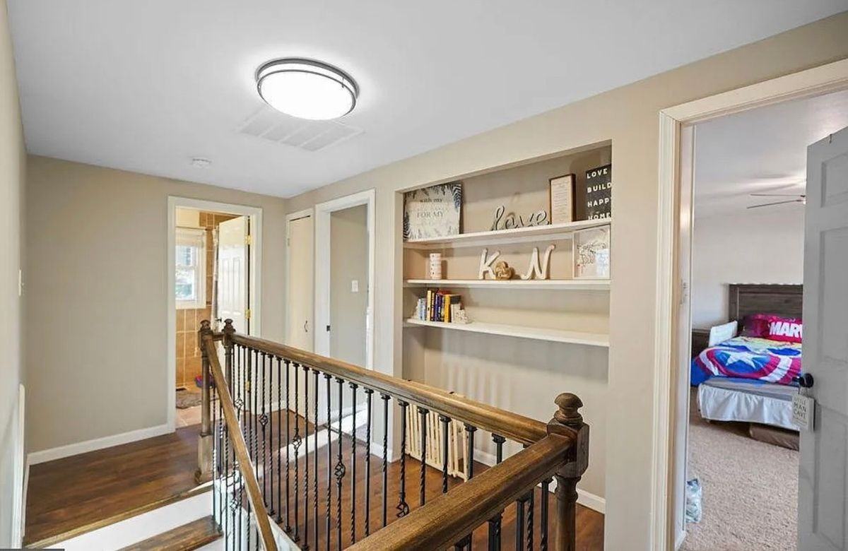 12801 Hadley Ln - Photo 3 of 8