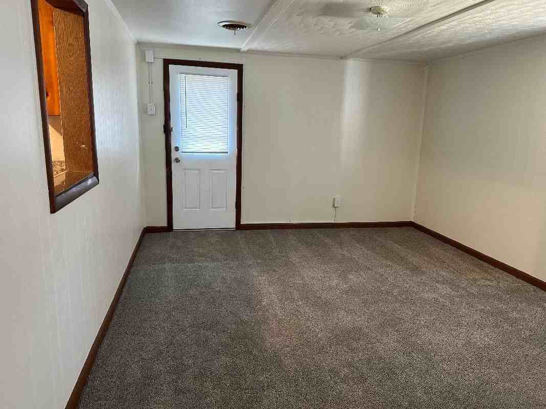 2633 Bay St - Photo 7 of 12