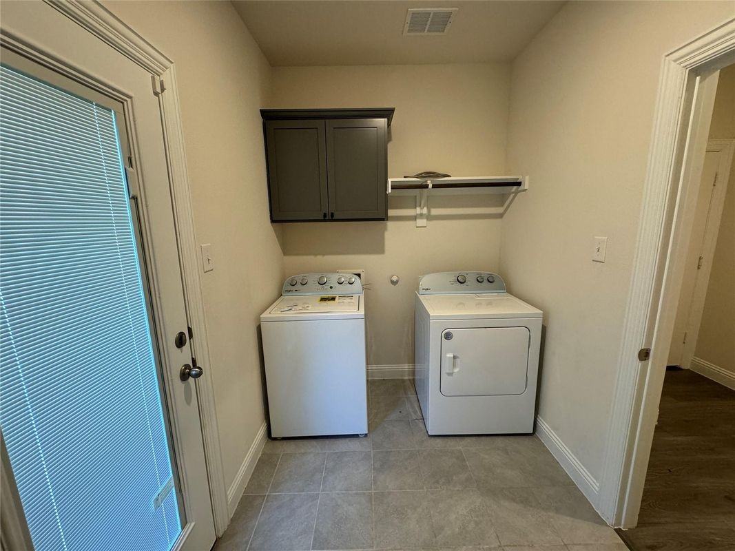 1601 Blakely Pl - Photo 2 of 5