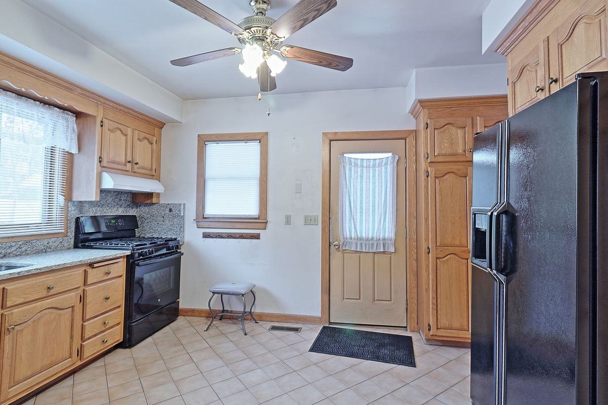 1129 N Colony Rd - Photo 3 of 18