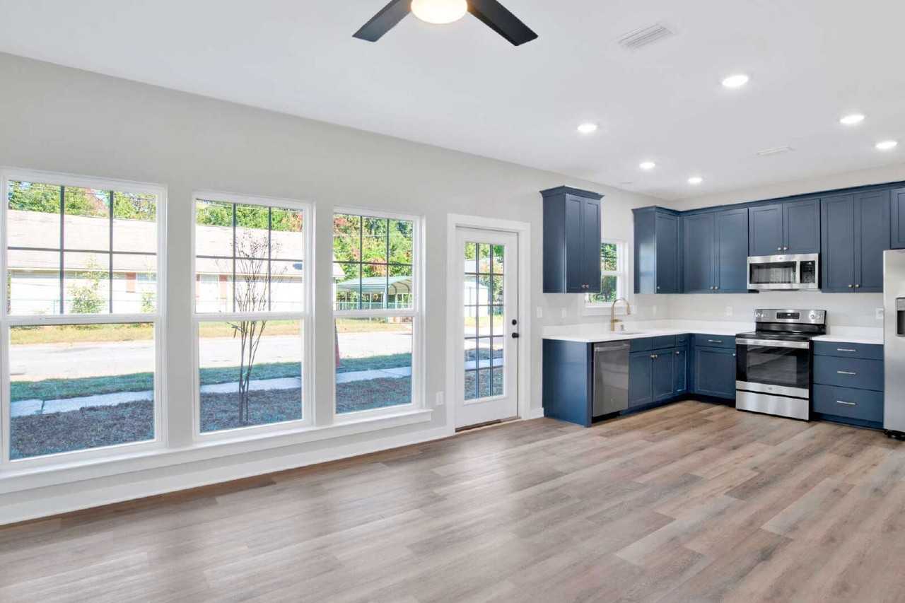 1020 N D St - Photo 4 of 24