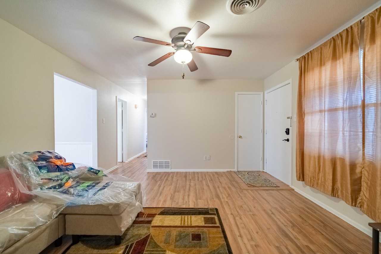 5202 47th St - Photo 2 of 19