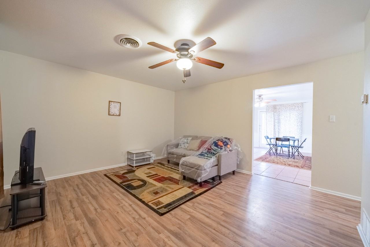 5202 47th St - Photo 3 of 19