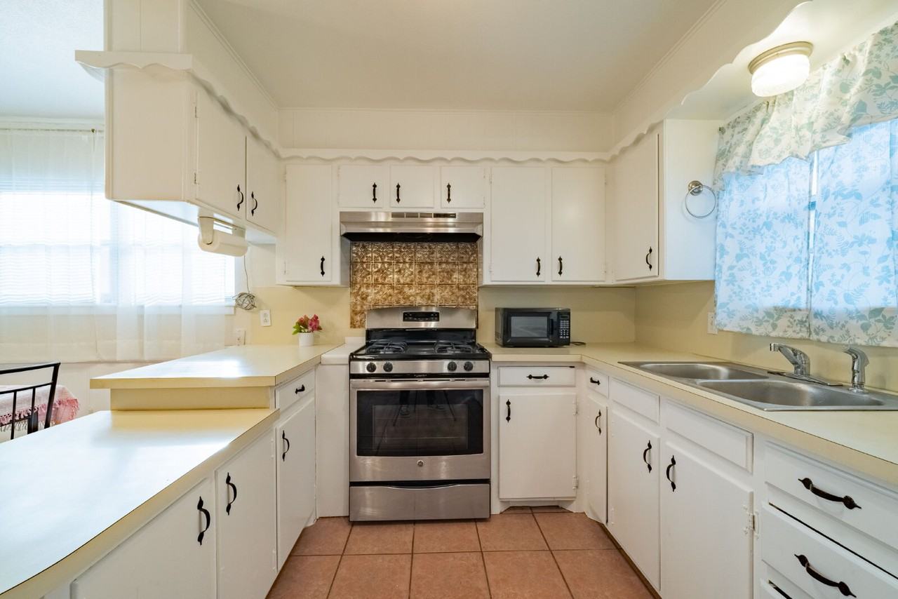 5202 47th St - Photo 6 of 19