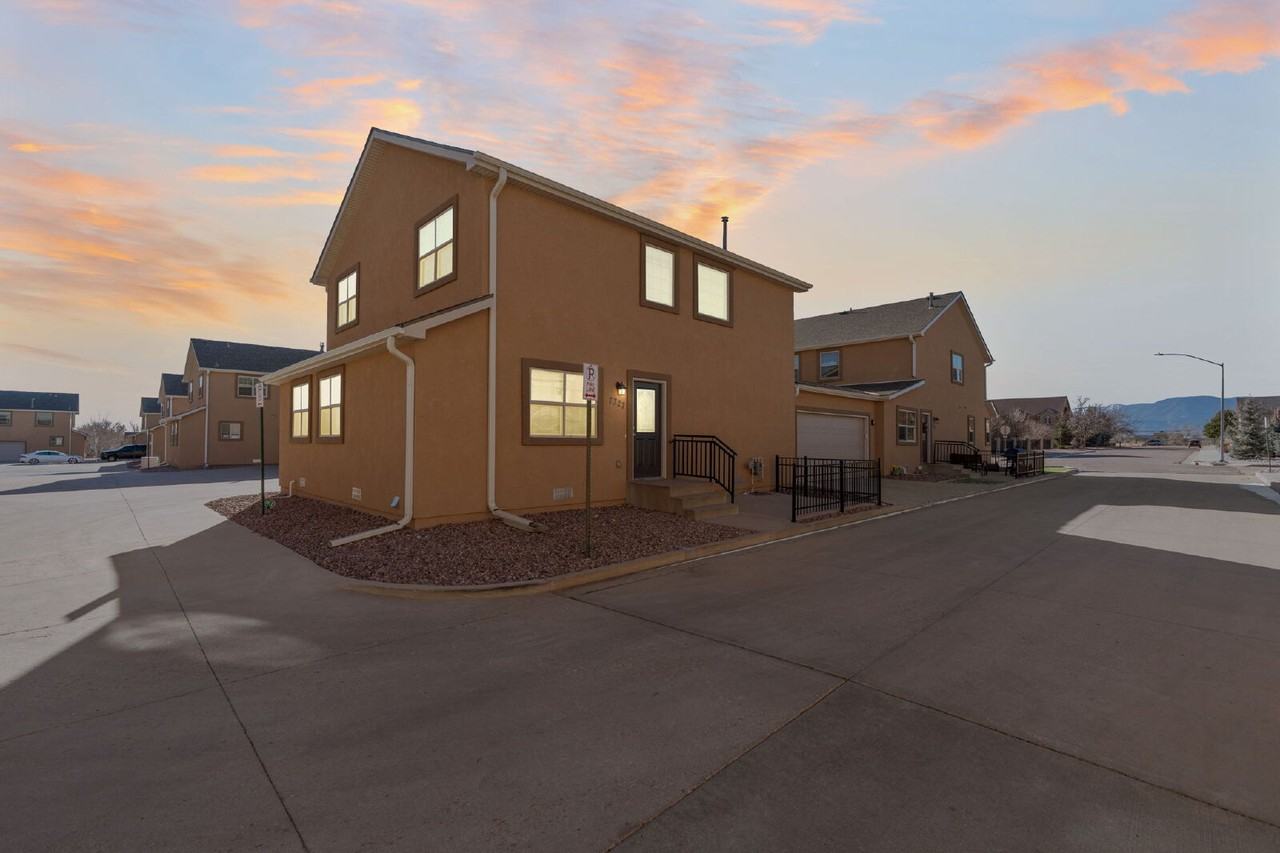 7327 Carlin Grv - Photo 3 of 30