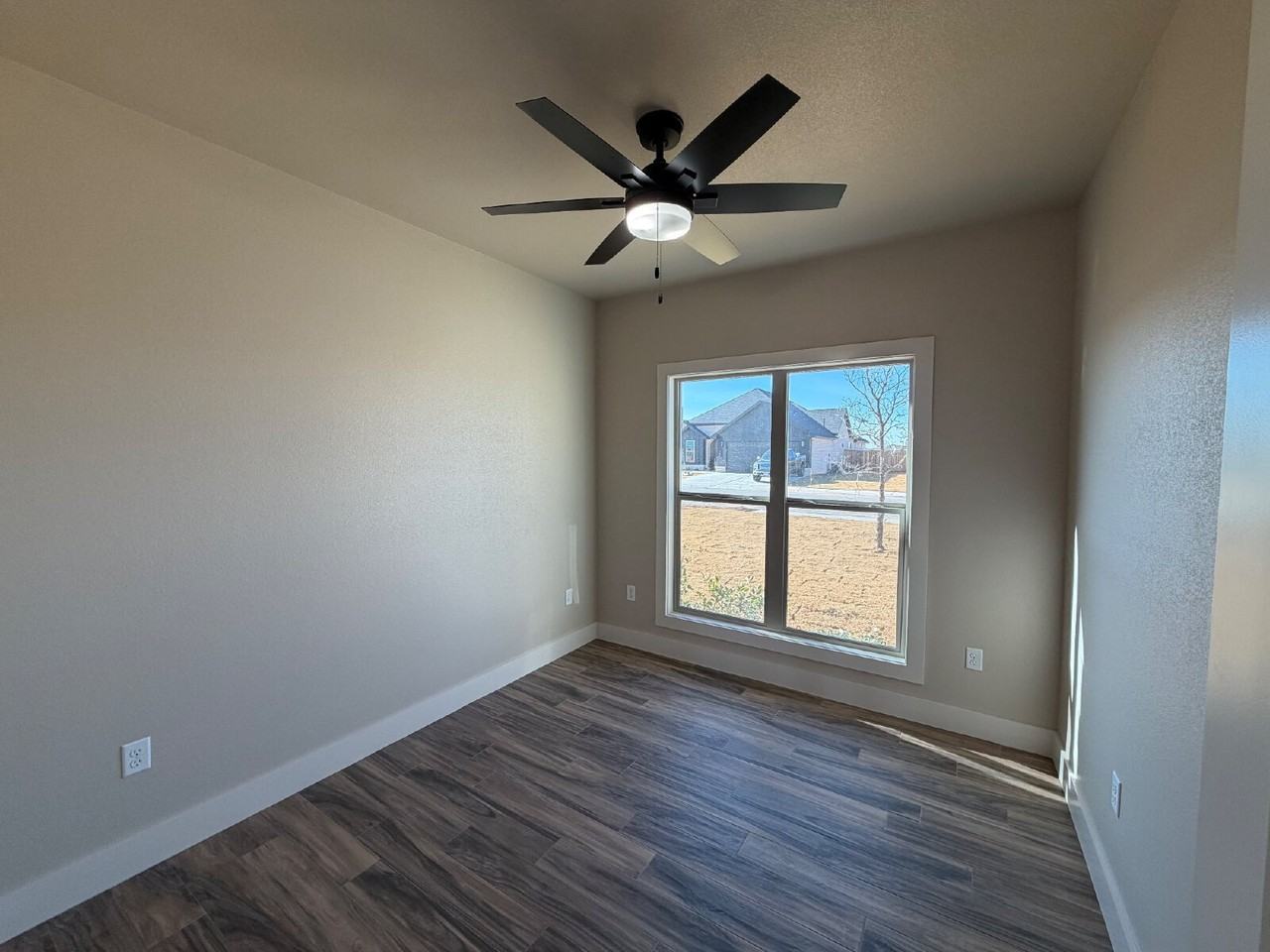 406 Essex Ln - Photo 5 of 16