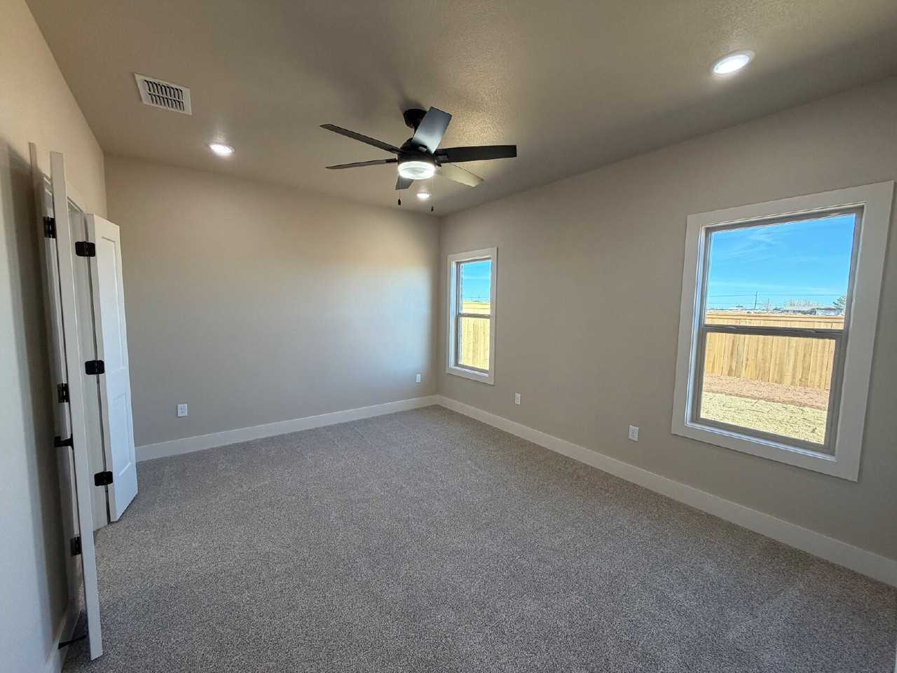 406 Essex Ln - Photo 6 of 16