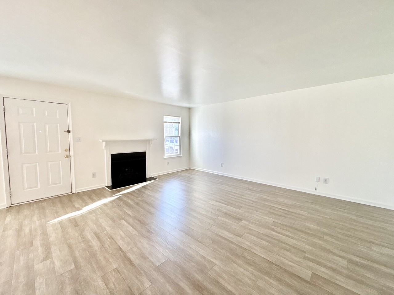 1441 Deerpond Ln - Photo 3 of 15