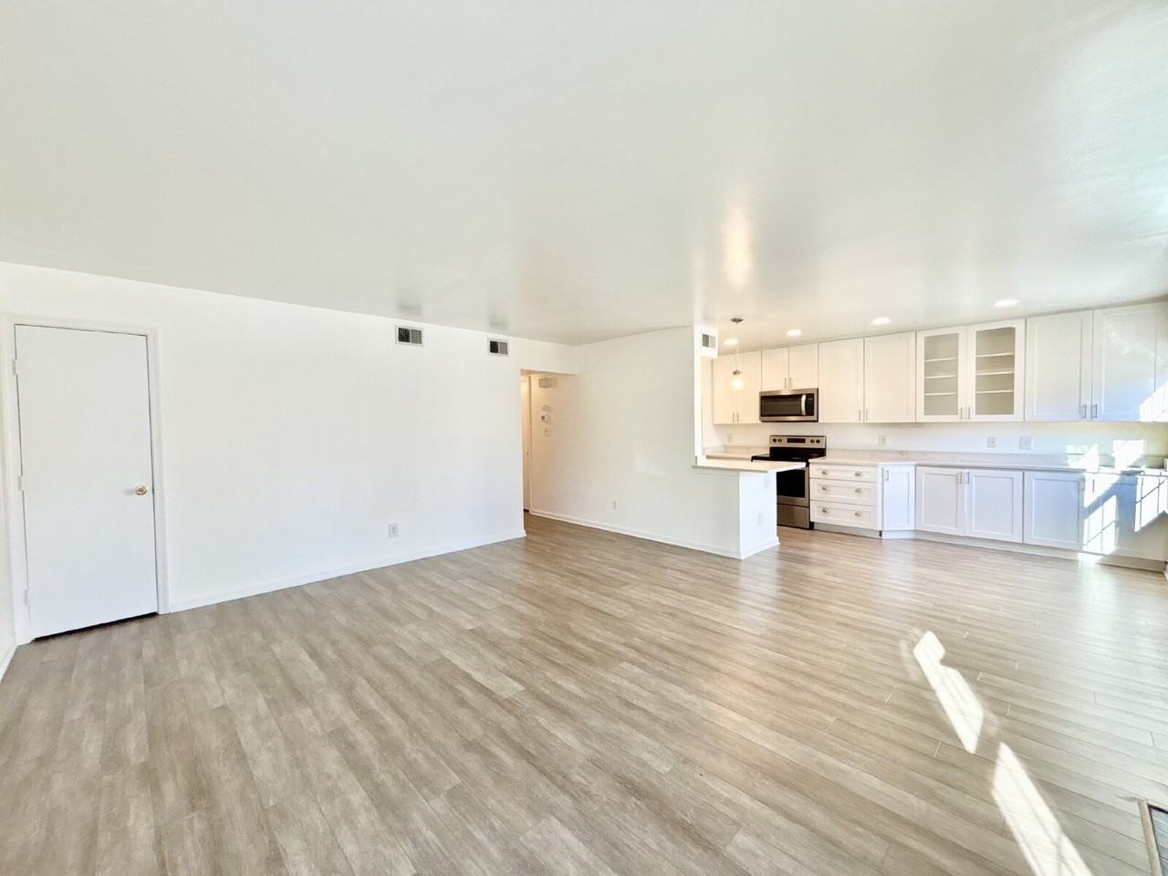 1441 Deerpond Ln - Photo 5 of 15