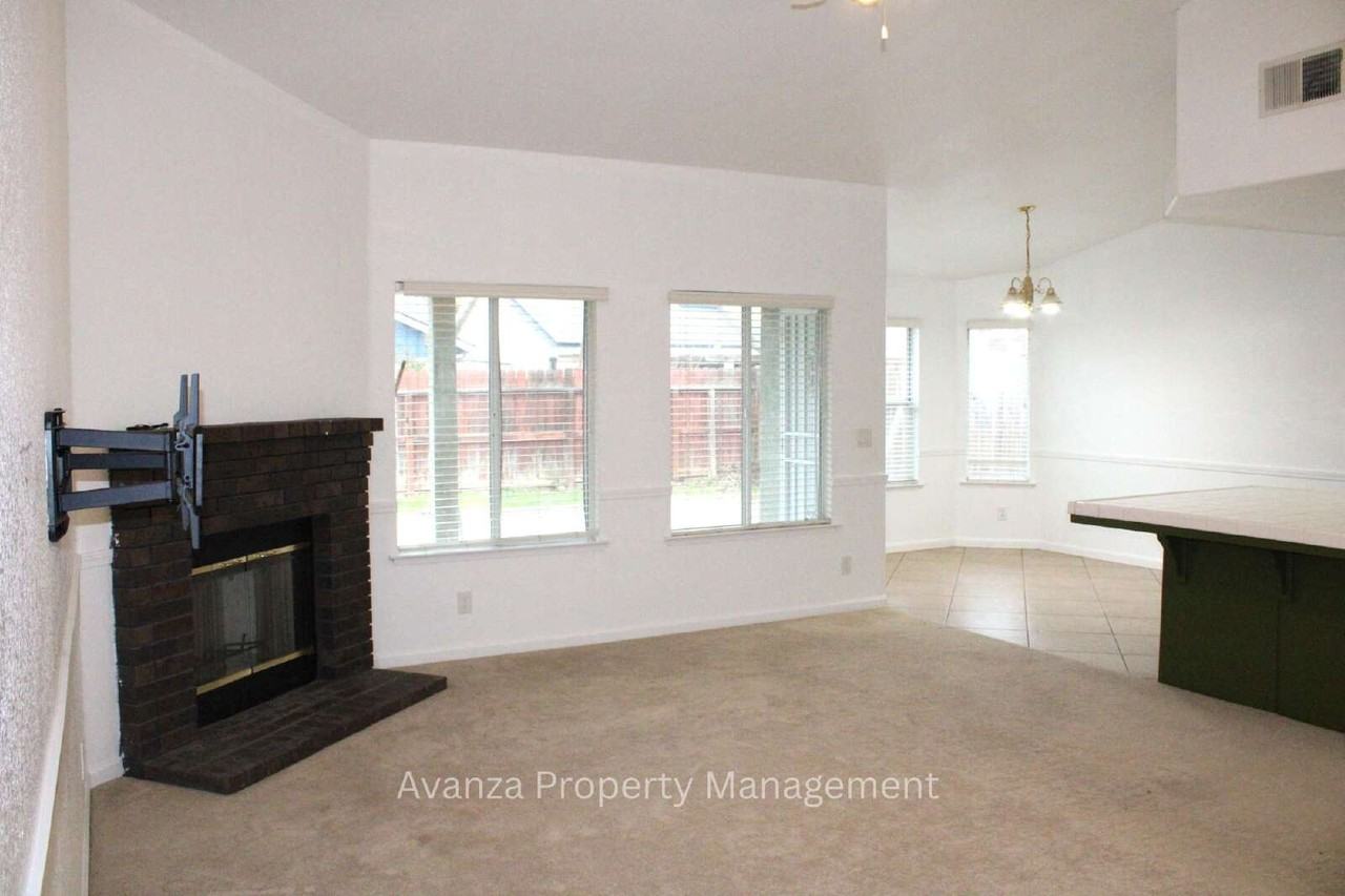 5428 W Saginaw Way - Photo 7 of 28