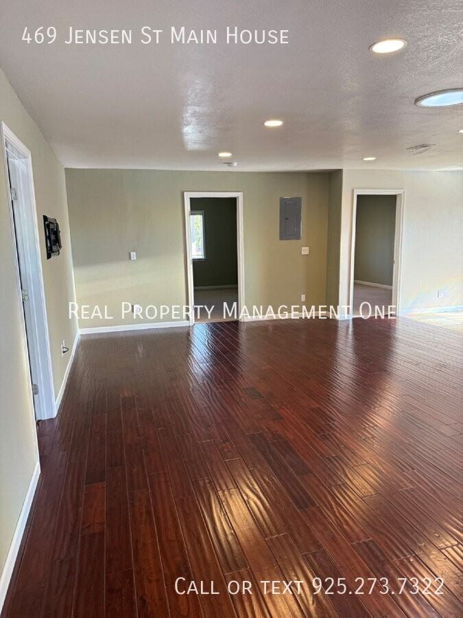 469 469 Jensen St Main House #B - Photo 4 of 26