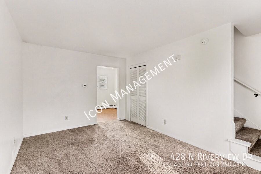 428 N Riverview Dr - Photo 2 of 14