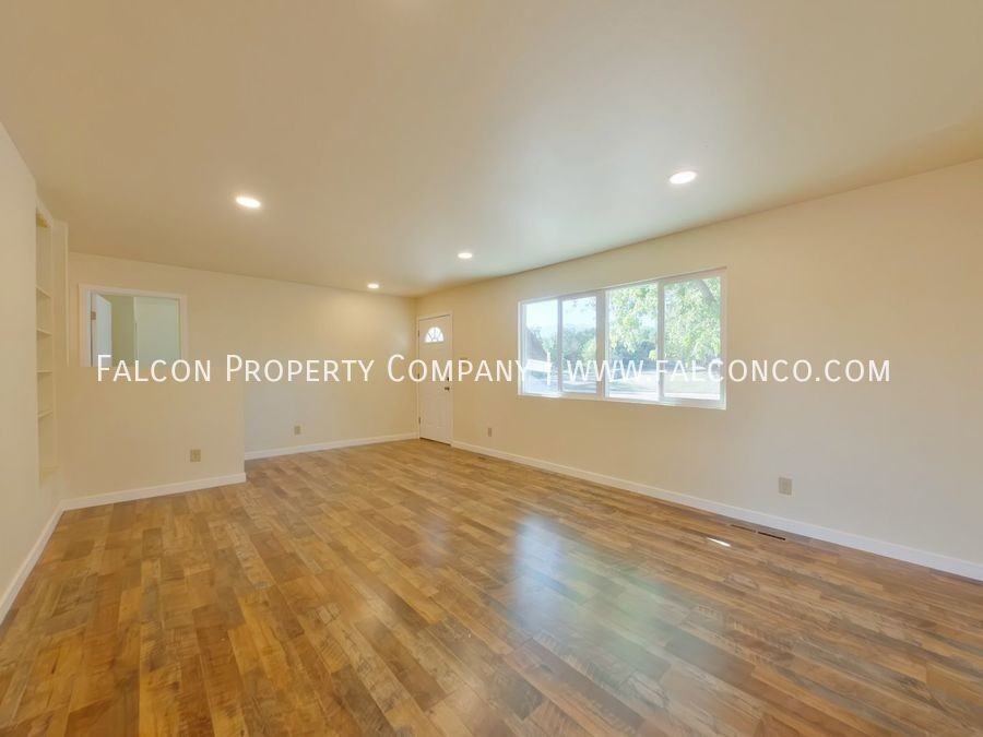 475 Loomis Ave - Photo 3 of 14