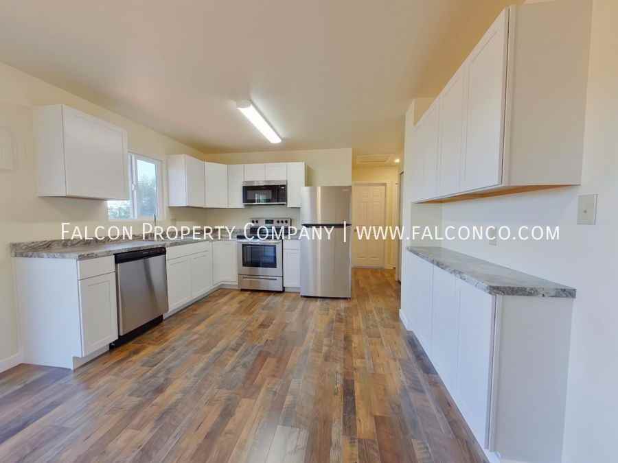 475 Loomis Ave - Photo 4 of 14