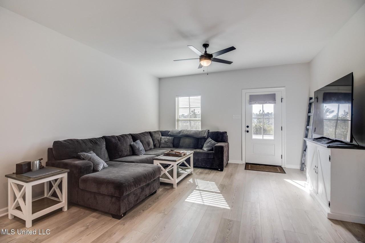 15359 Serene St - Photo 3 of 20