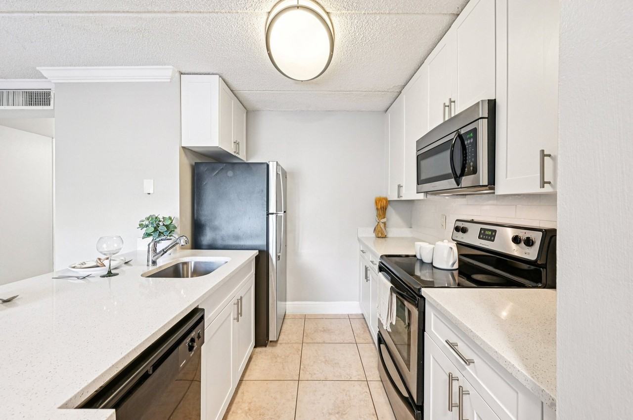 Palm Court at Wellington Apartments - Photo 4 of 22