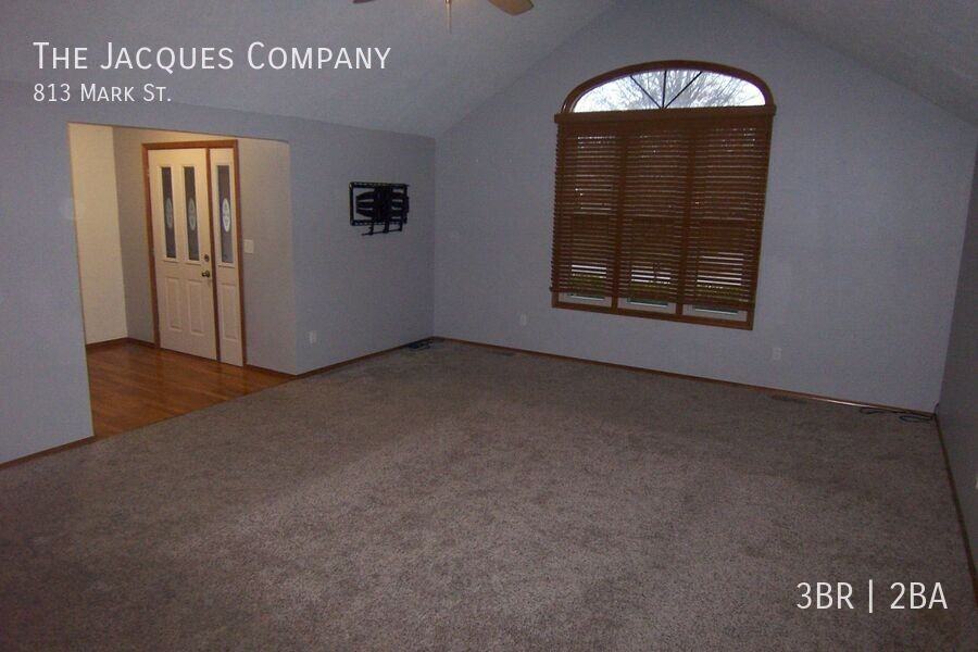 813 Mark St - Photo 3 of 19