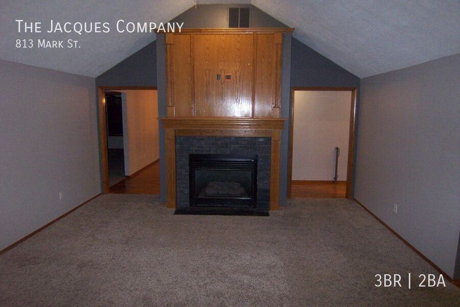 813 Mark St - Photo 4 of 19