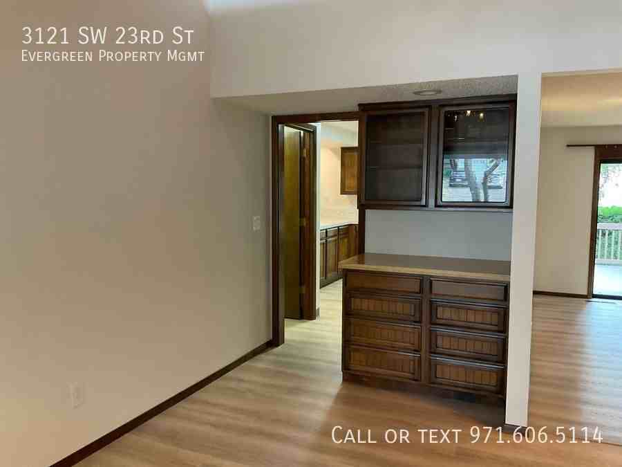 3121 Sw 23rd St - Photo 5 of 27