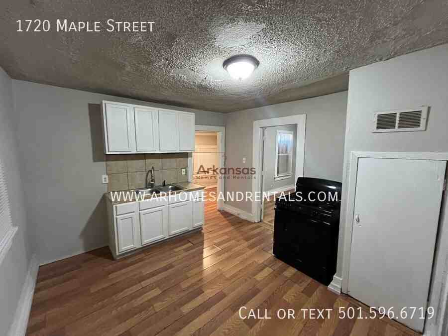 1720 Maple St - Photo 4 of 10