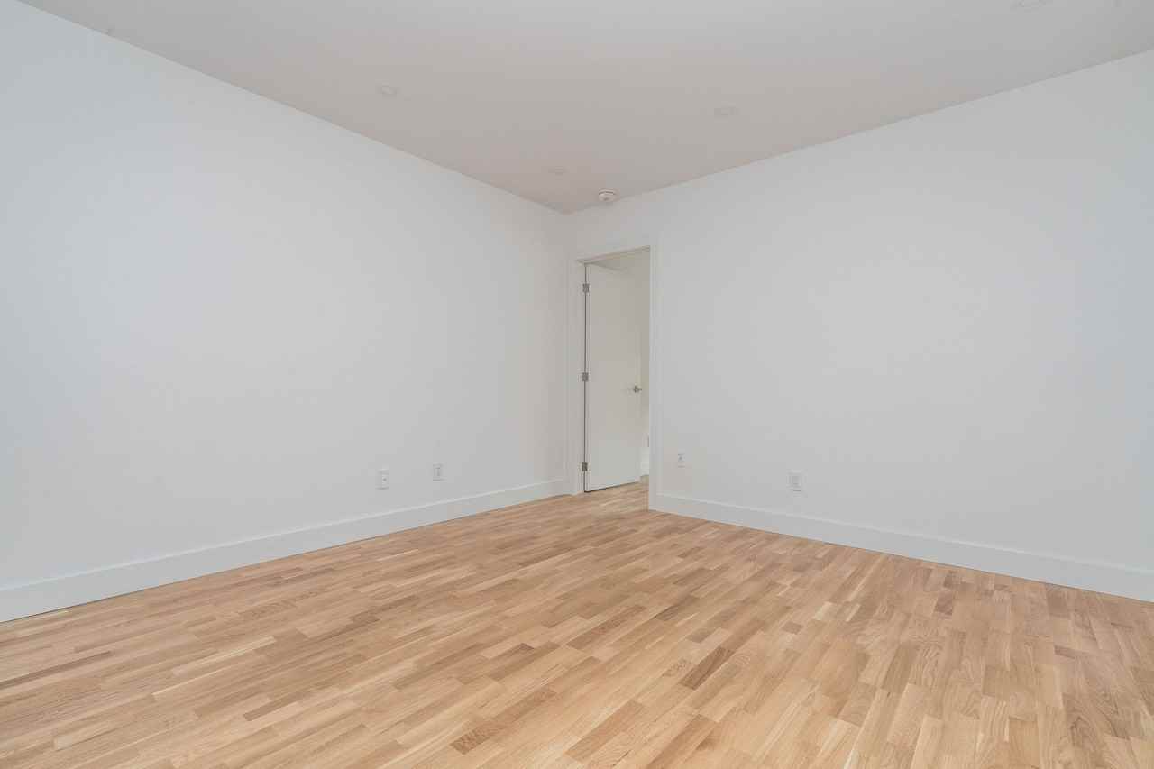 1 Claude Avenue - Photo 5 of 12