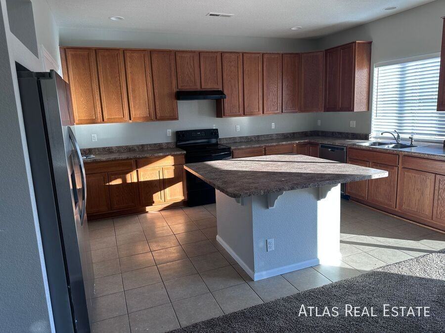 18252 E 52nd Ave - Photo 3 of 16