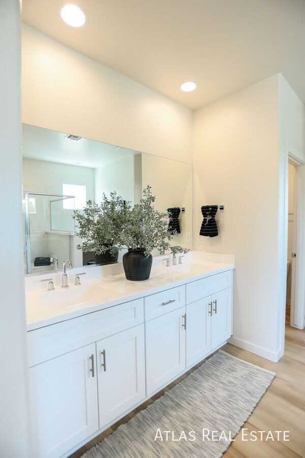 AUDREY & - Photo 3 of 10