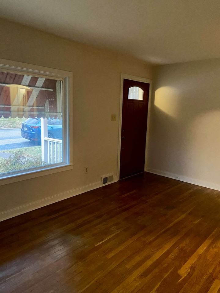 4701 Lancaster St - Photo 5 of 12