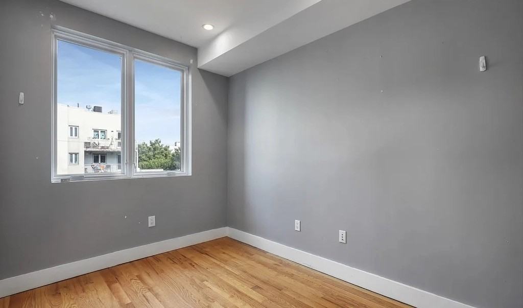 679 Grand St #3B - Photo 4 of 6