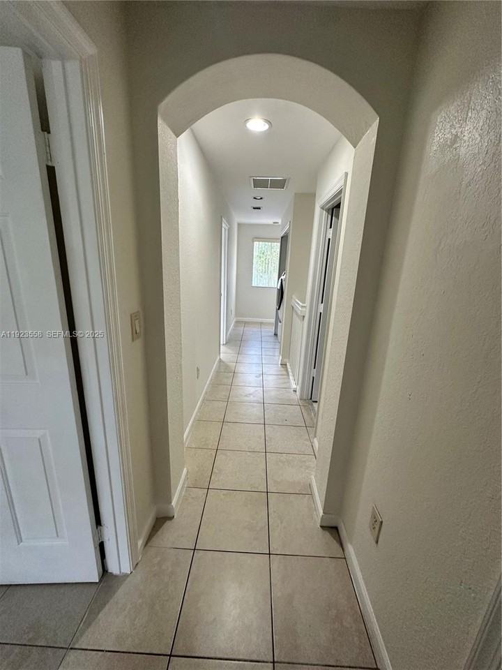 1529 Se 24th Ct #1529-233 - Photo 3 of 35