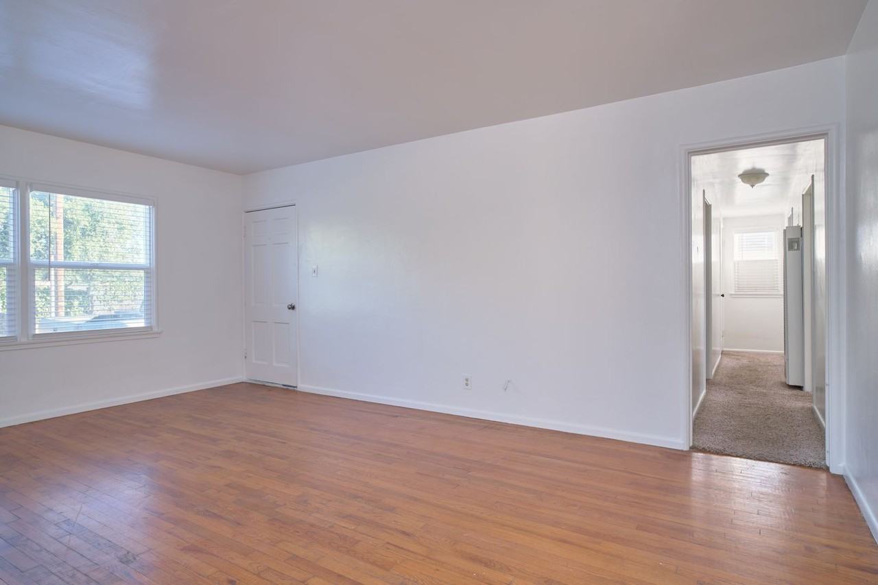 116 E Orchard St - Photo 4 of 13