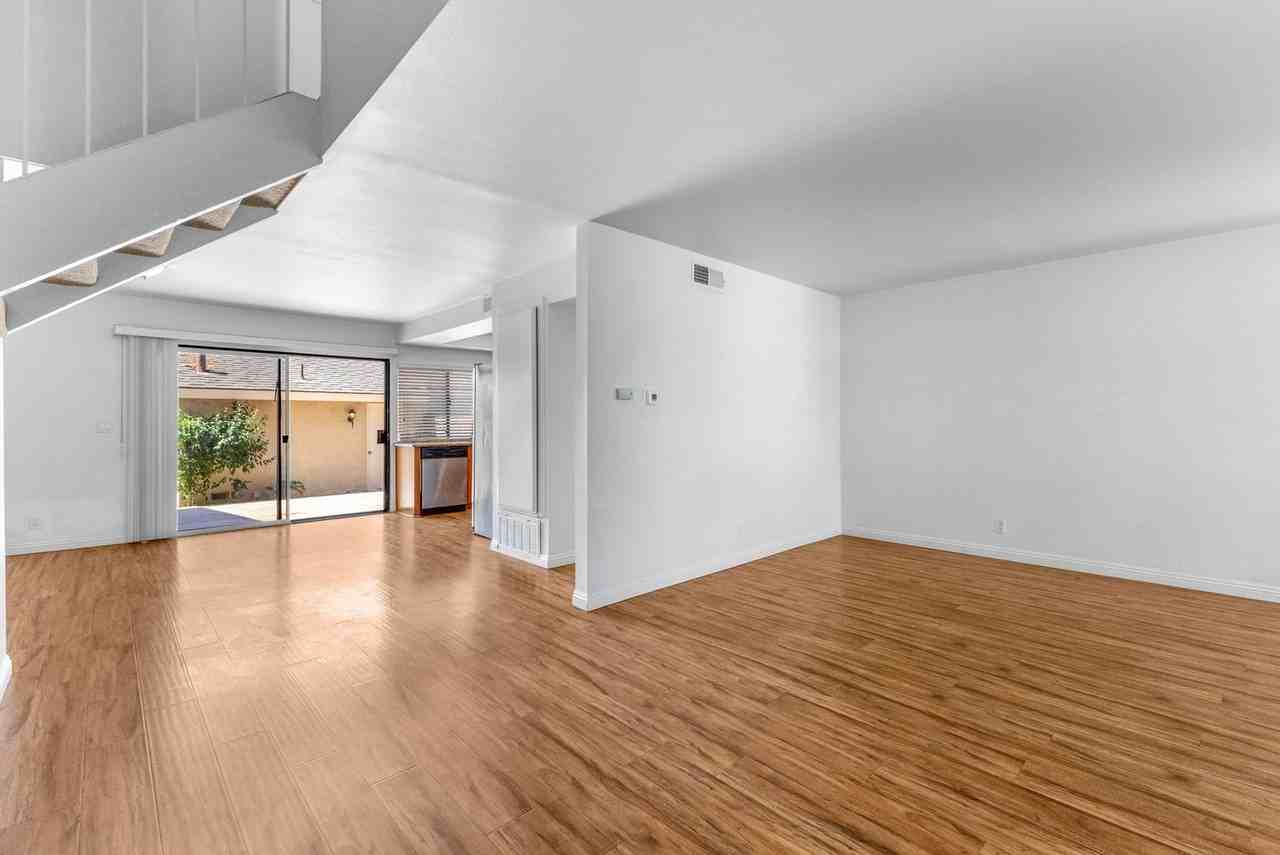 5 Locust - Photo 6 of 44