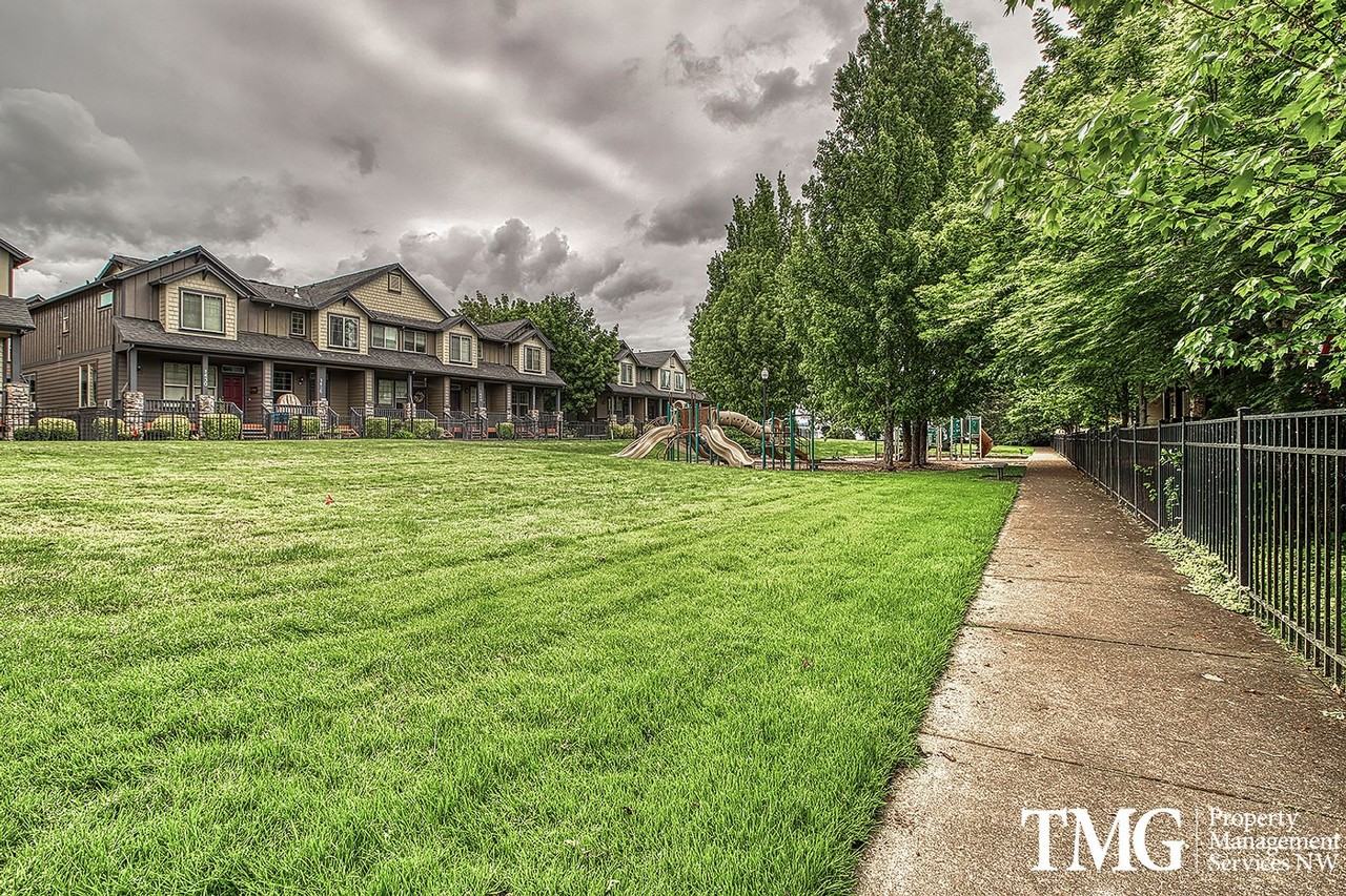 1420 Ne Edgefield St - Photo 2 of 32