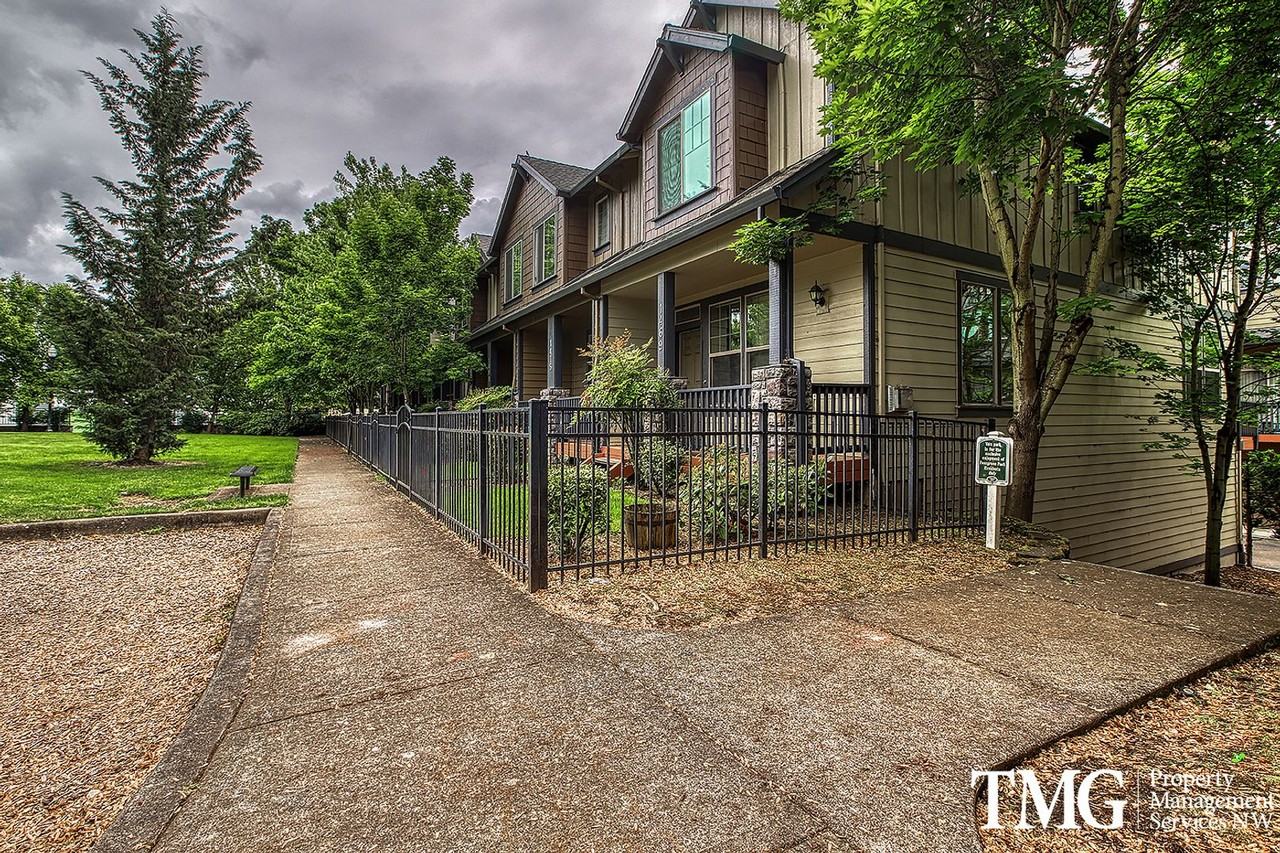 1420 Ne Edgefield St - Photo 4 of 32